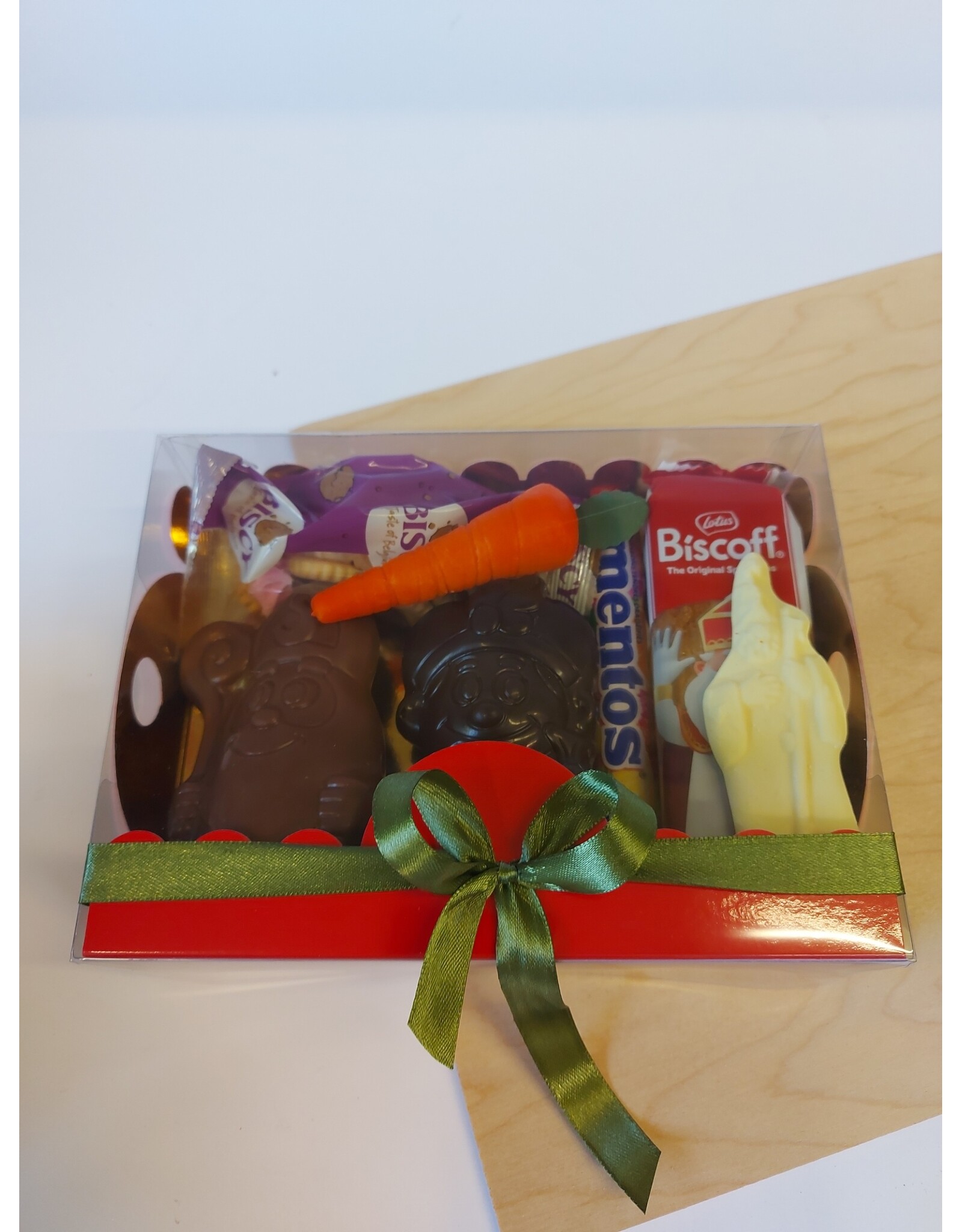 sint geschenk ; rechthoekige box met  chocolade, nic nac, speculoos, mentos fruit, ..