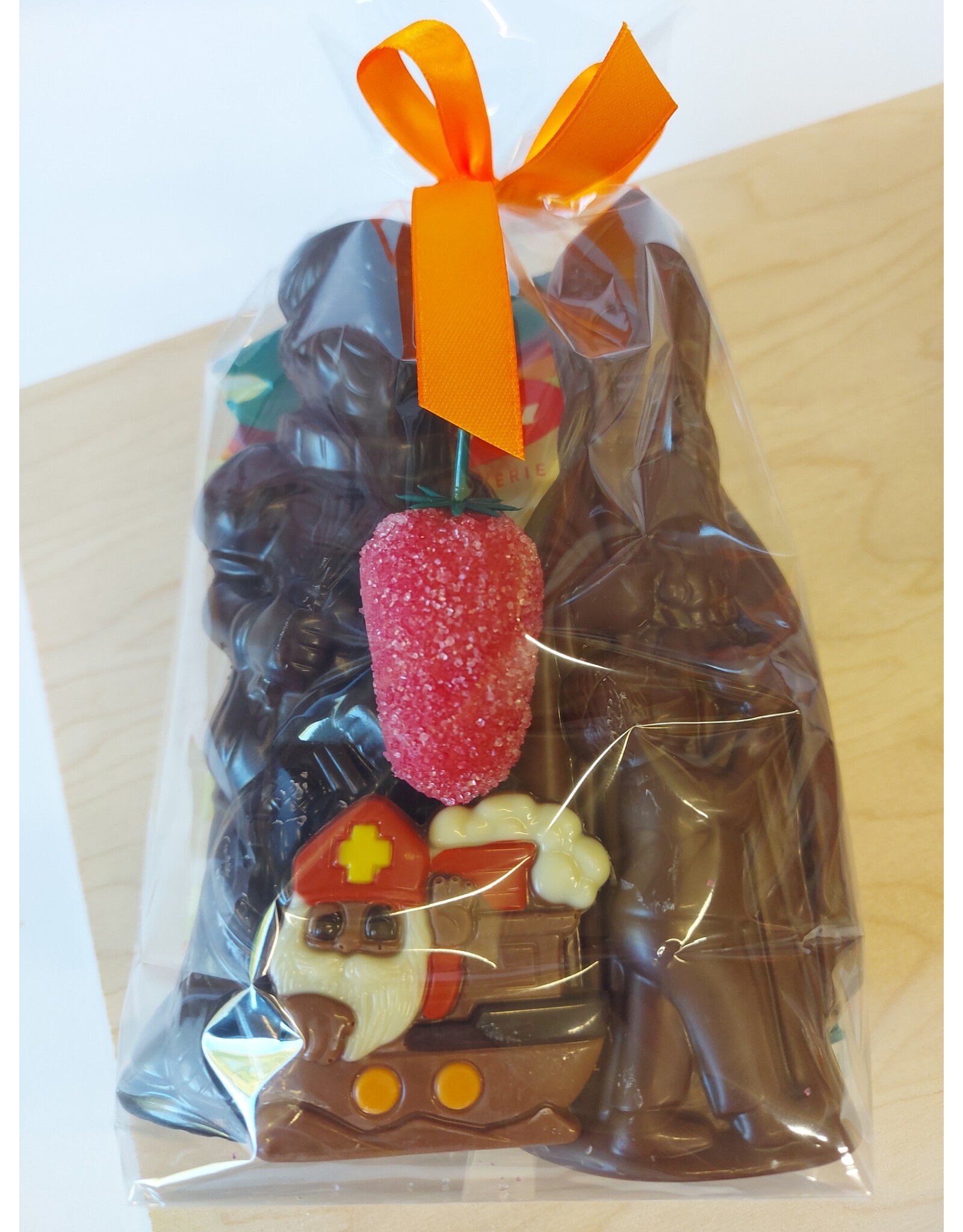 sint geschenk ; mica zakje met sint en piet 90 gr , olvrouwkes, marsepein ,...