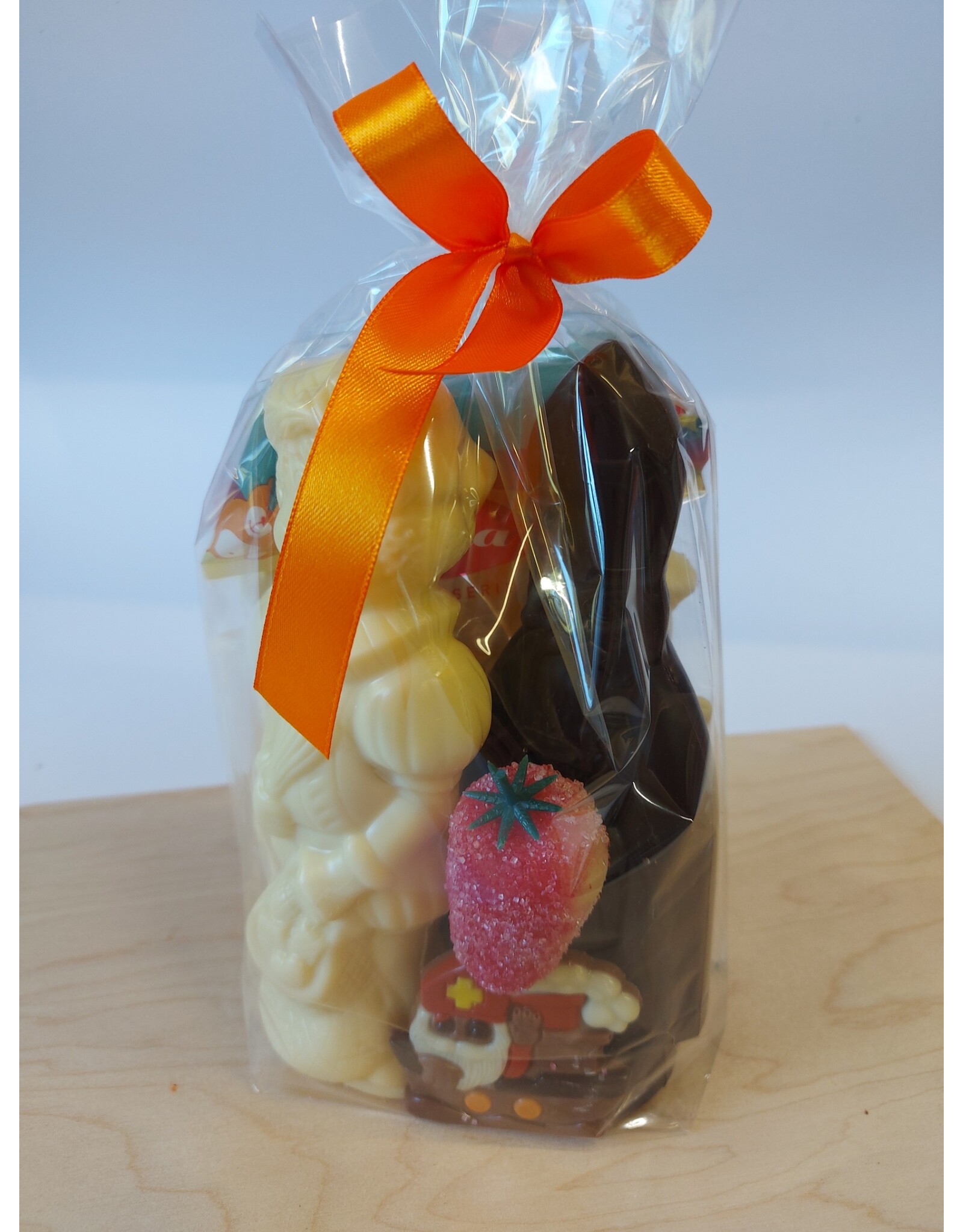 sint geschenk ; mica zakje met sint en piet 90 gr , olvrouwkes, marsepein ,...