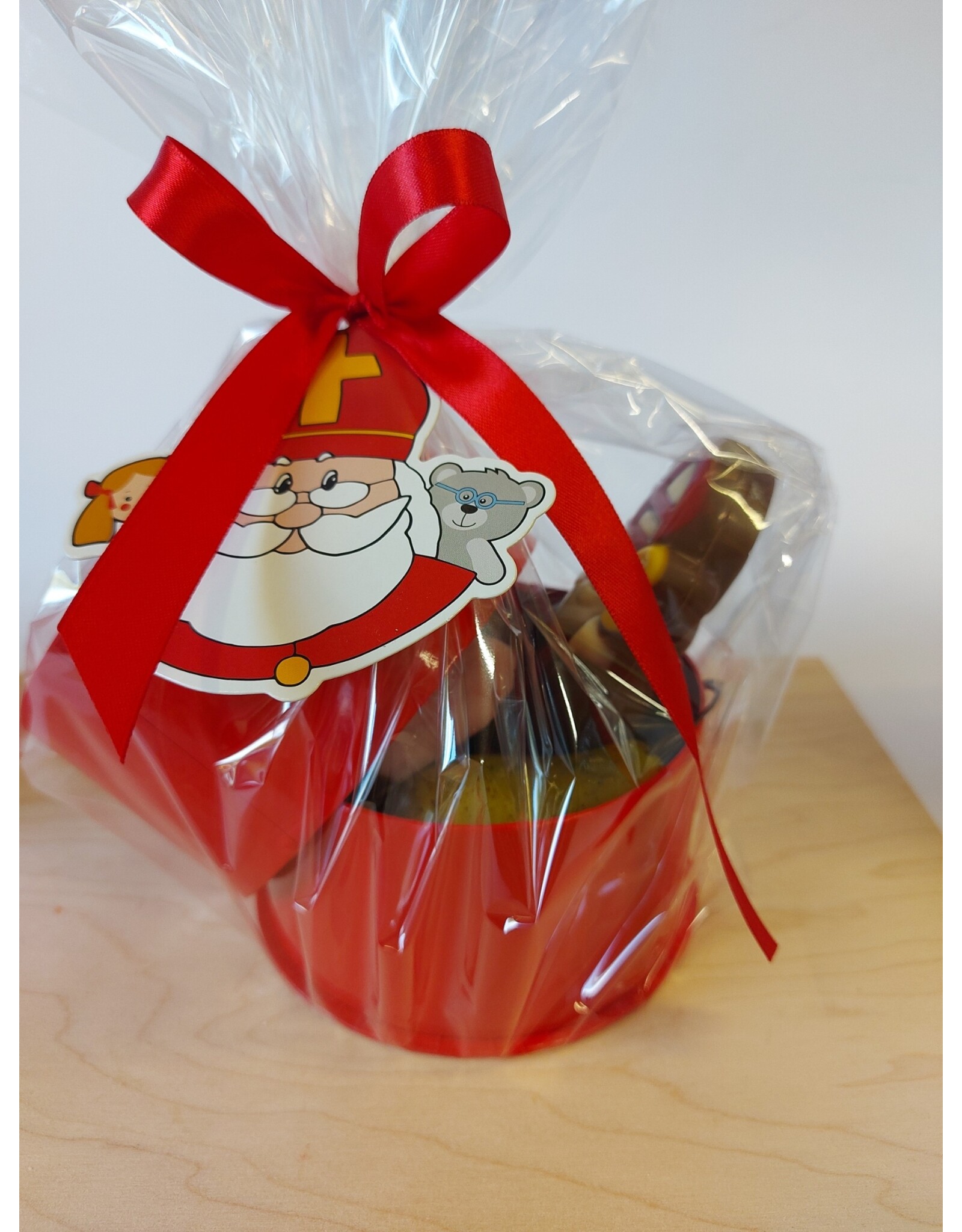 sint geschenk ; rode doos met zoo, marsepein, suikergoed, ..