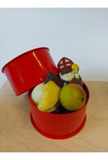 sint geschenk ; rode doos met zoo, marsepein, suikergoed, ..