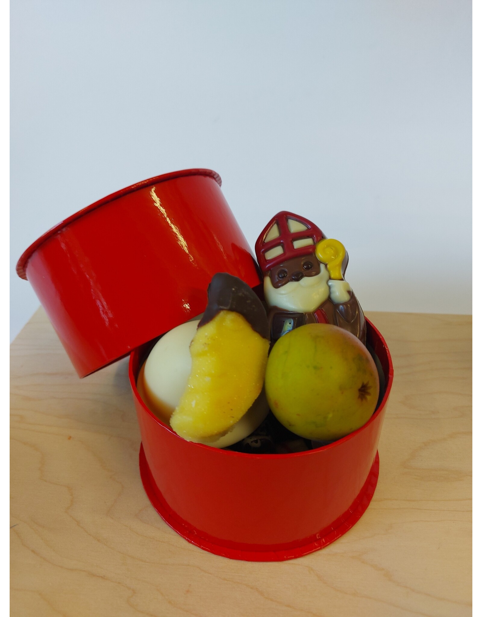 sint geschenk ; rode doos met zoo, marsepein, suikergoed, ..