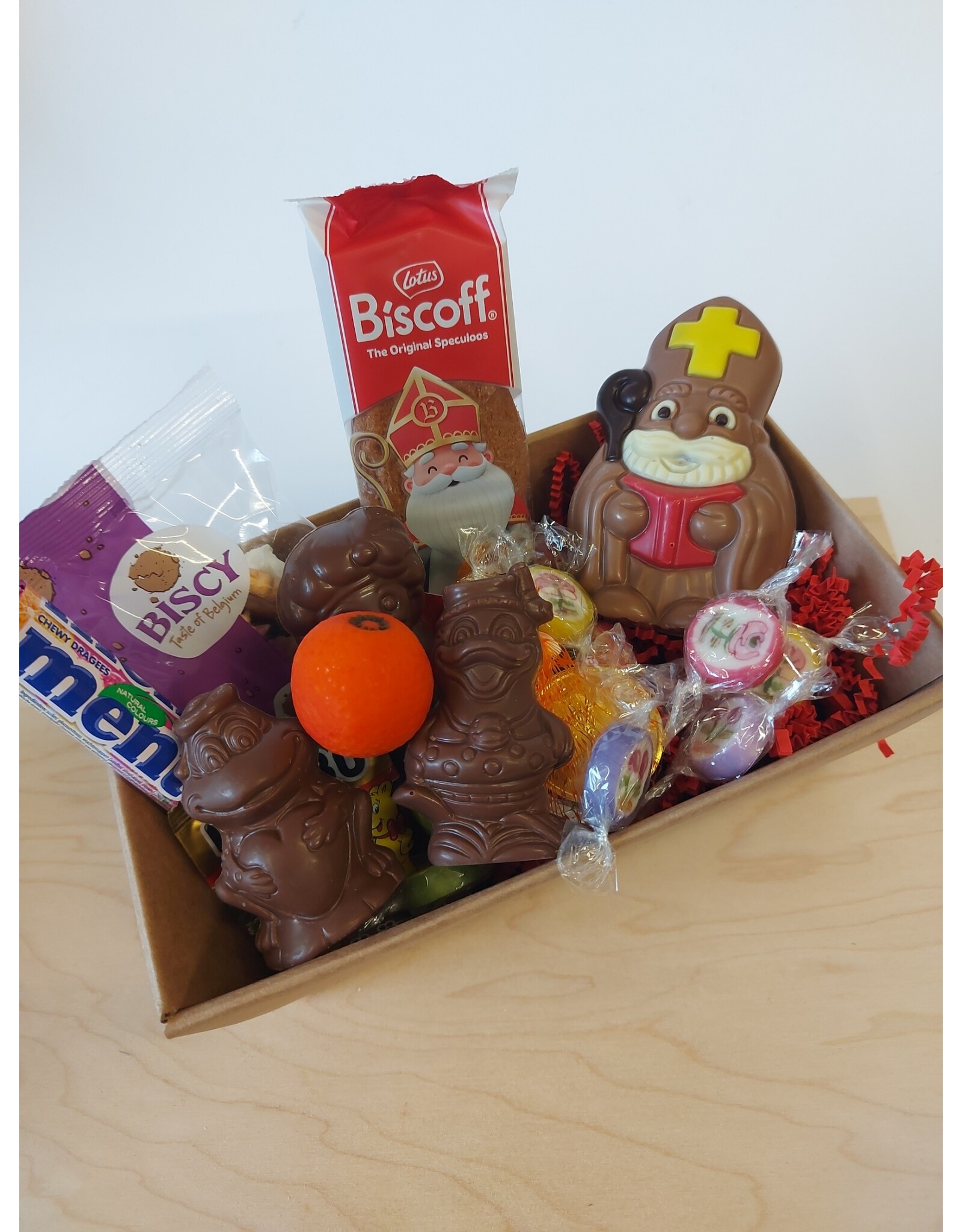 sint geschenk ; rechthoekige mand van de sint ,ook voor grote kindjes