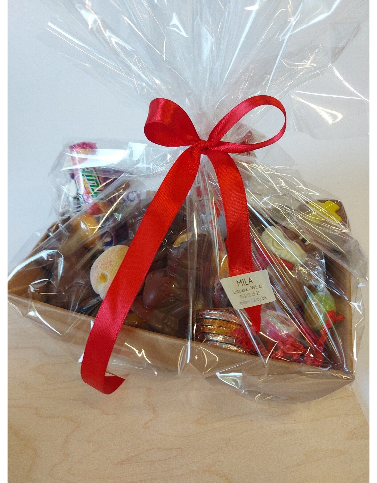 sint geschenk ; rechthoekige mand van de sint ,ook voor grote kindjes