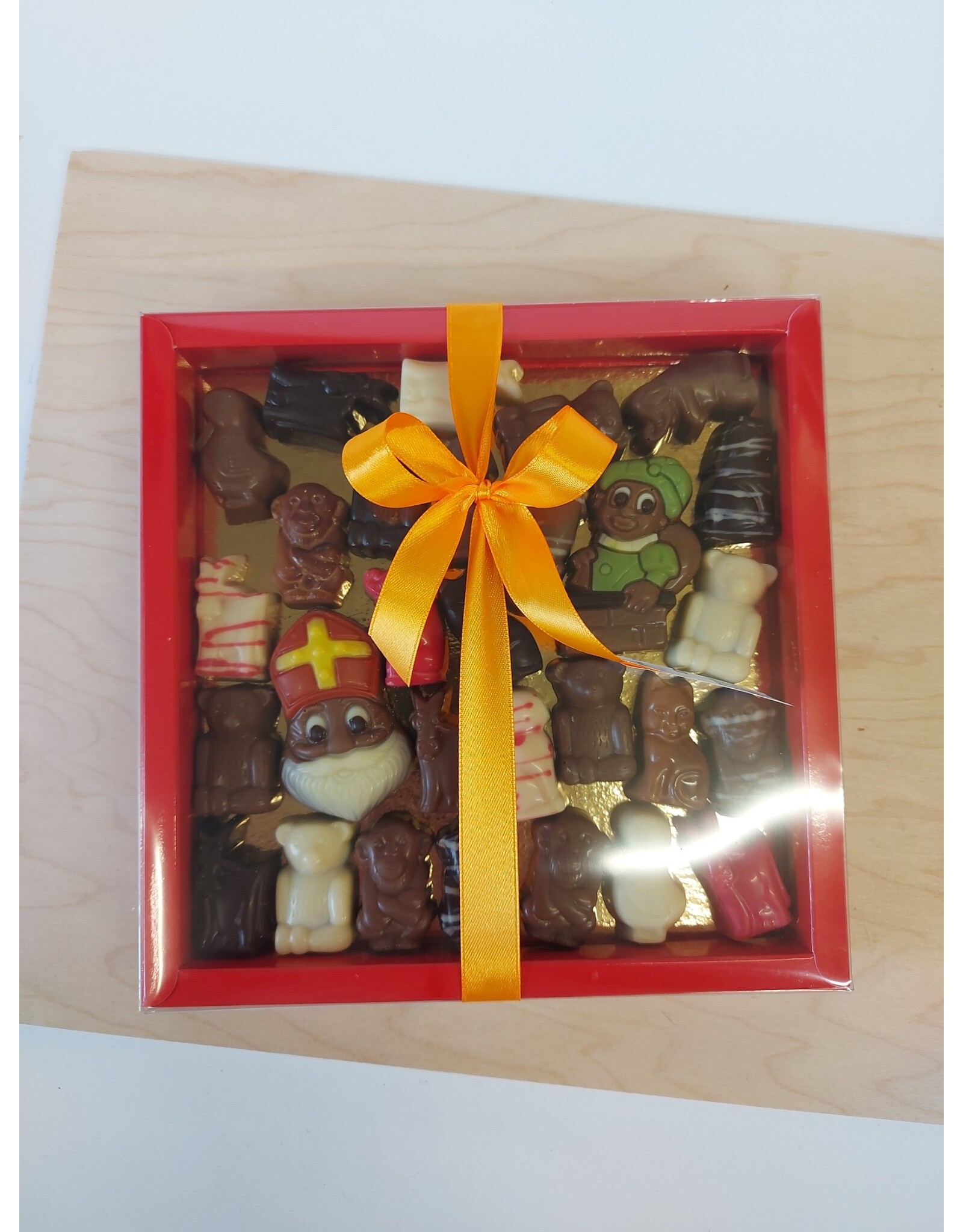 sint geschenk ; vierkantige rode doos met zoo en caraque