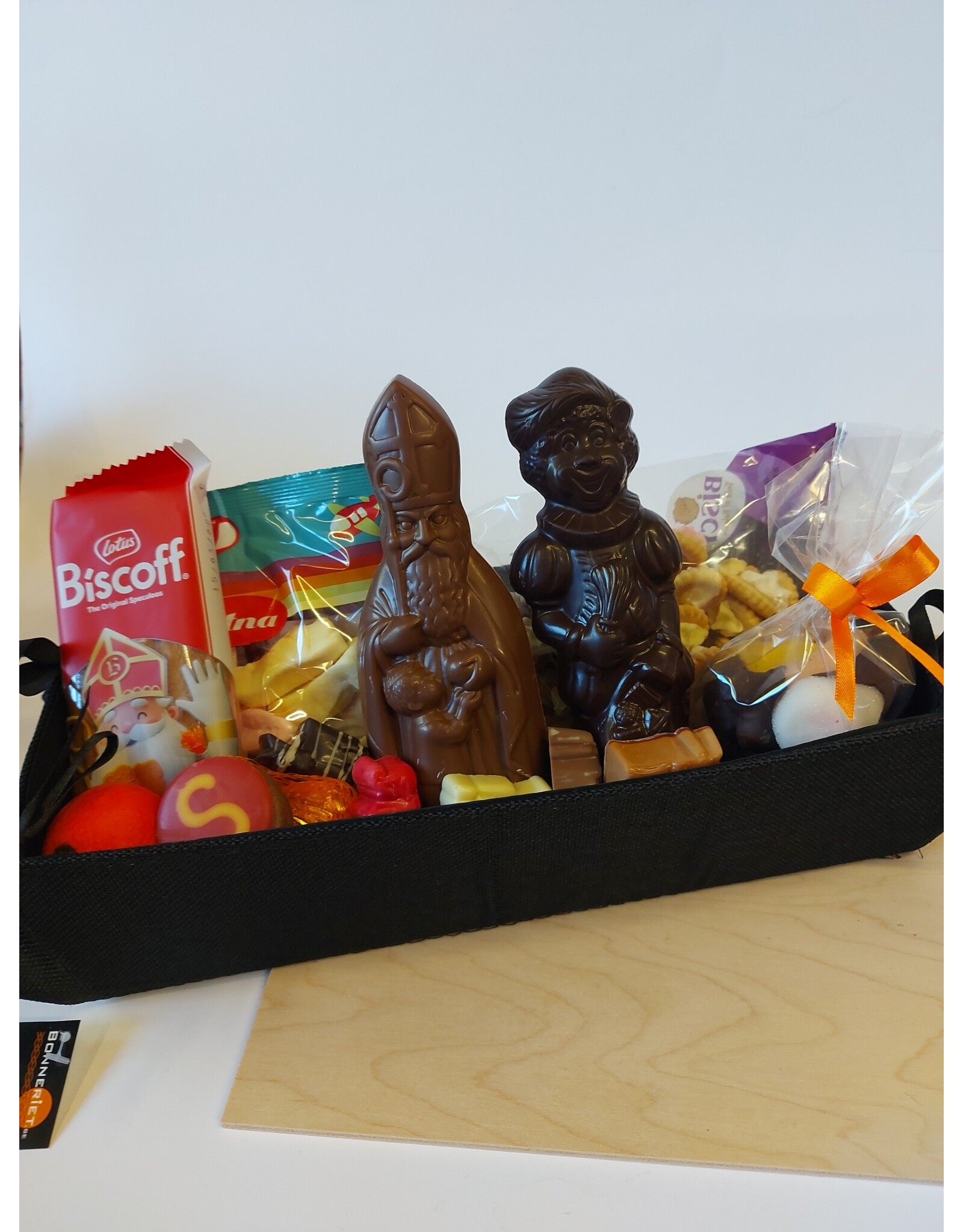 lange mand met lekkers van de sint