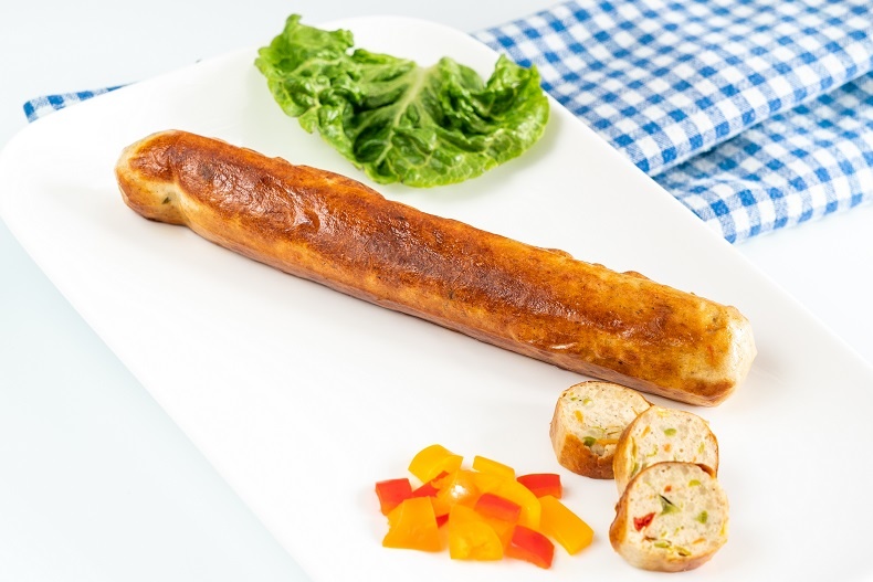 Leicht pikante vegetarische Bratwurst mit Käse und Chili