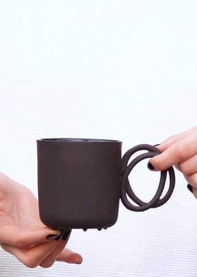 ENDE Ceramics Twisted Handle Mug Black