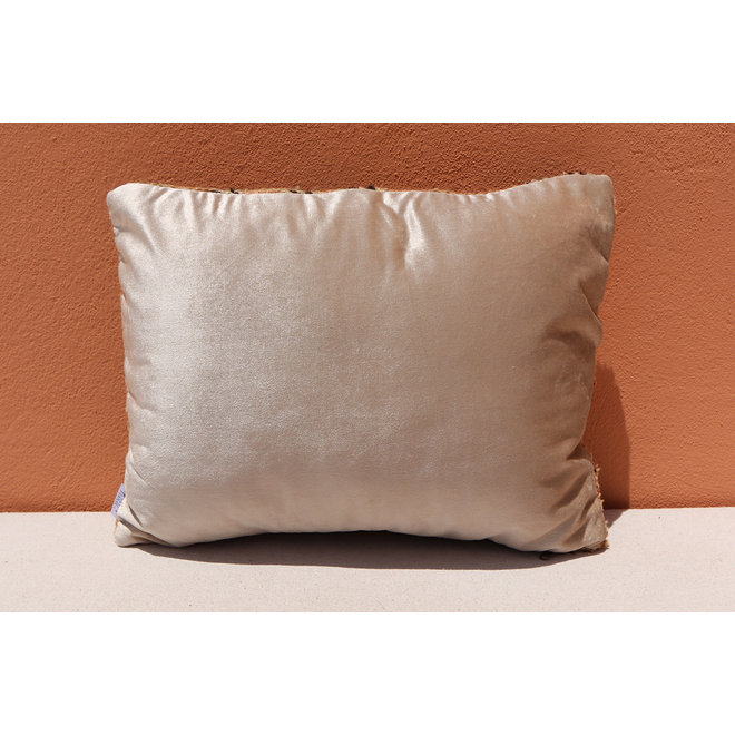Moroccan Berber pillow 'just an other soft pink'