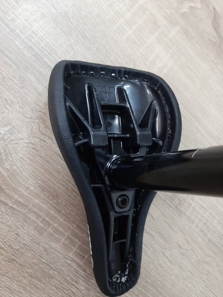 2x22 - 22; Kinderzadel met vaste pen 22mm