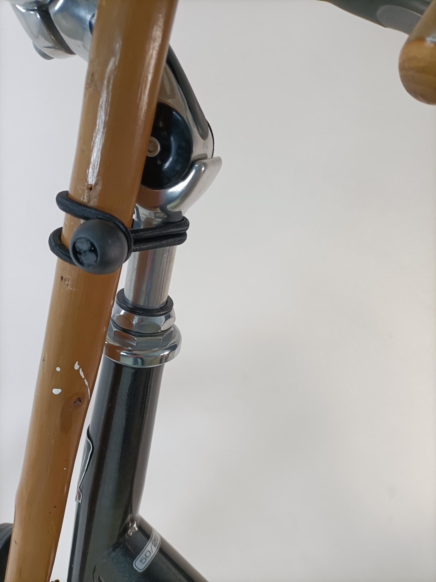 3mm JP0080; Stokhouder set, beugel aan de voorvork met elastiek