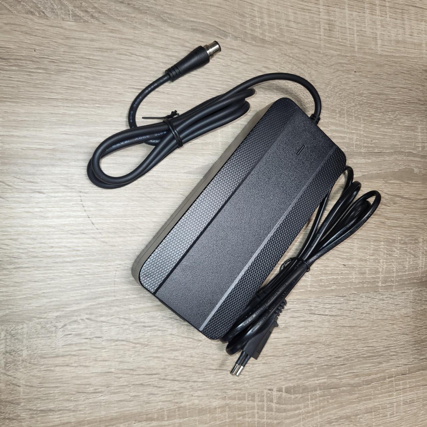 LAD50.4VSOCI; Lader 50.4V Socibike, voor 43v accu