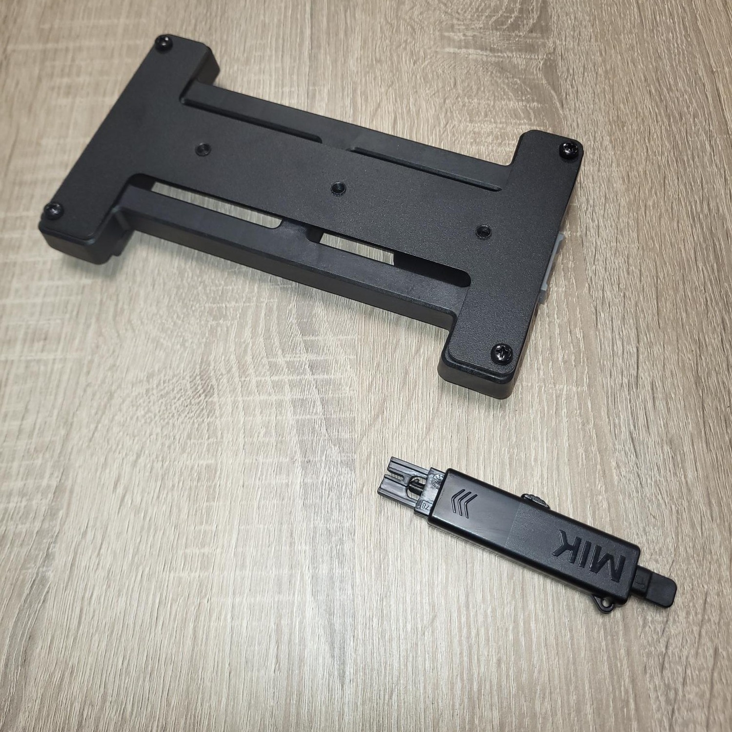 JP8264; montage plaat op MIK adaptor 2x64