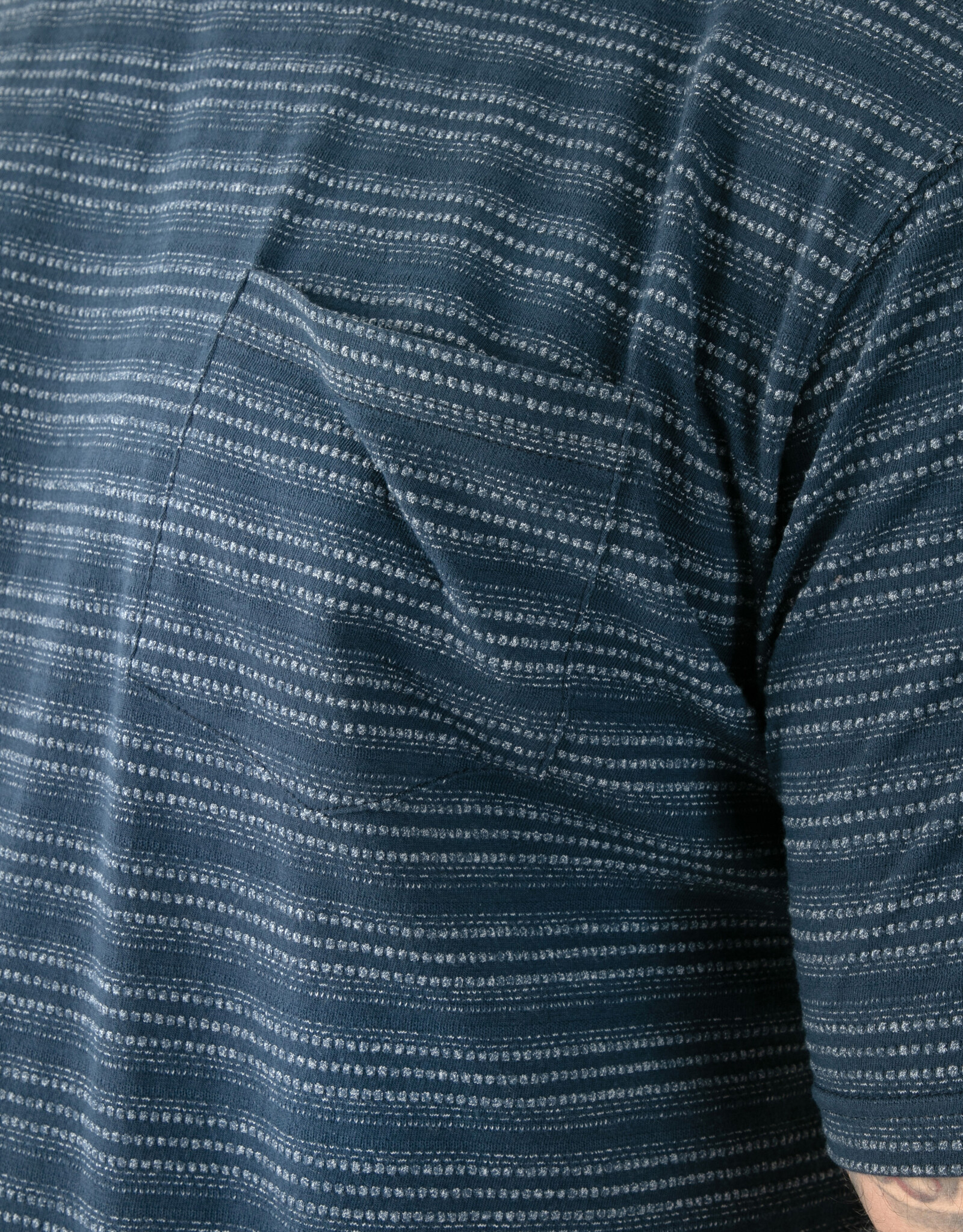 D-555 DINGLE High-Low Jacquard Crew Neck T-shirt met Zak navy