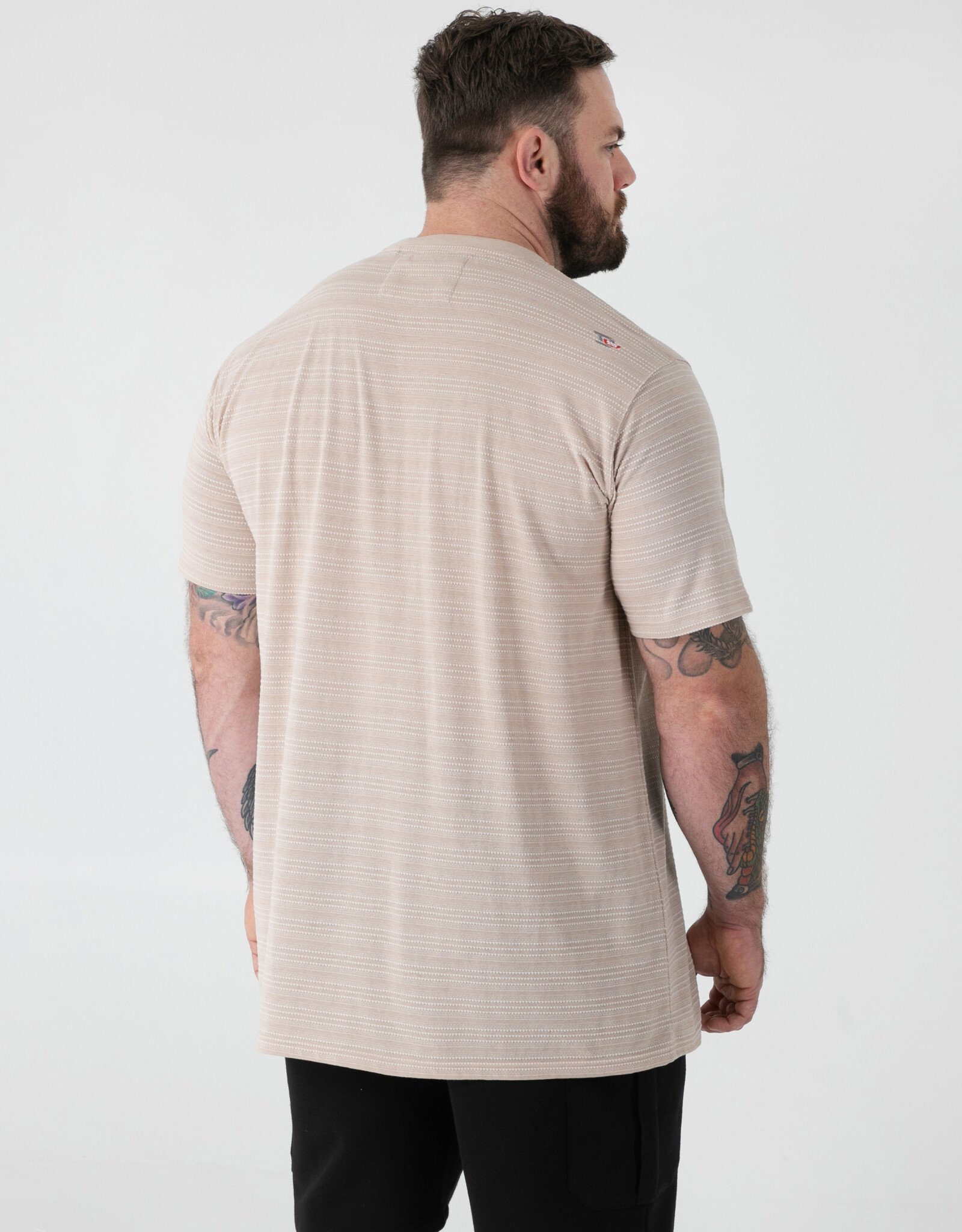 D-555 DINGLE High-Low Jacquard Crew Neck T-shirt met Zak stone