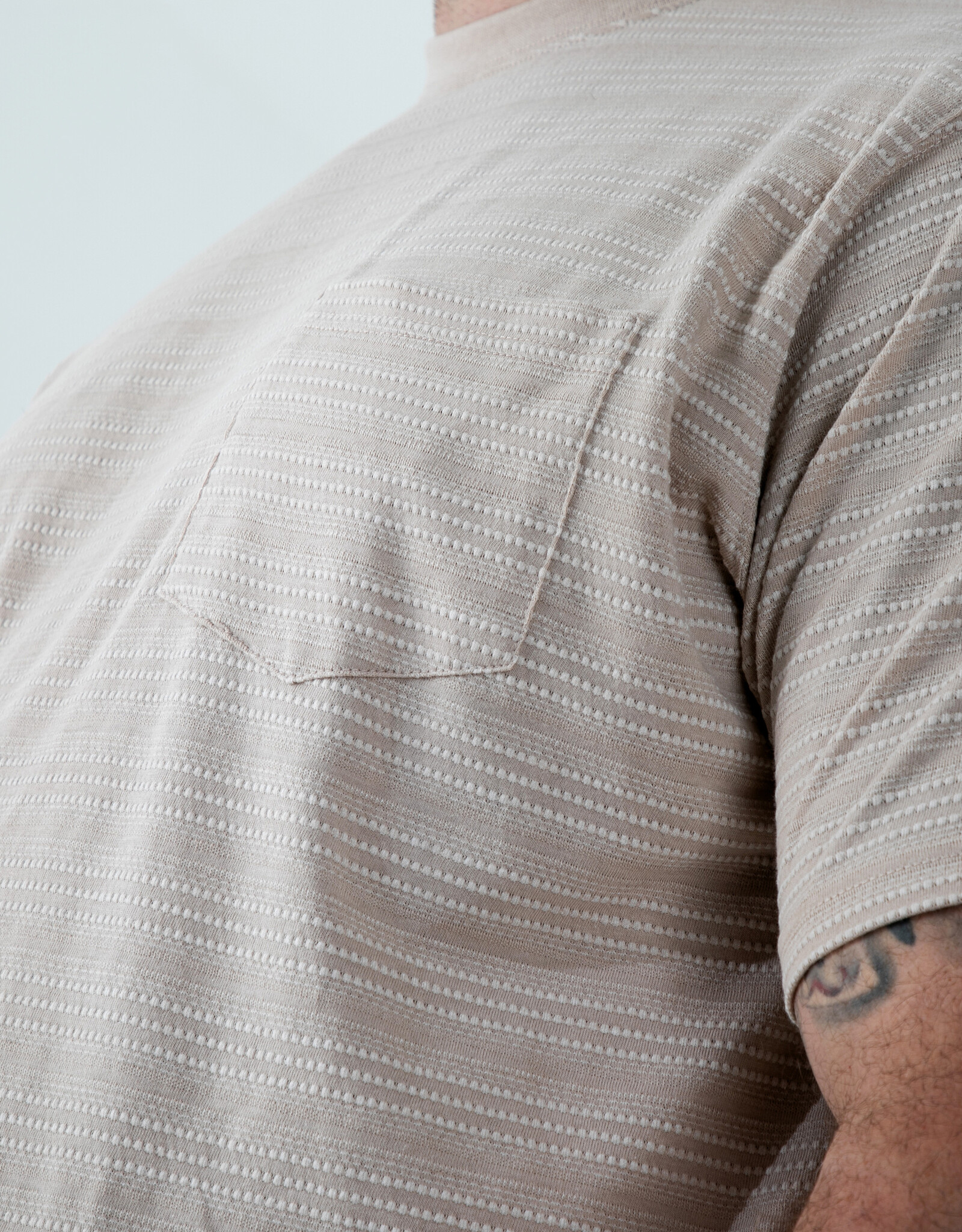 D-555 DINGLE High-Low Jacquard Crew Neck T-shirt met Zak stone