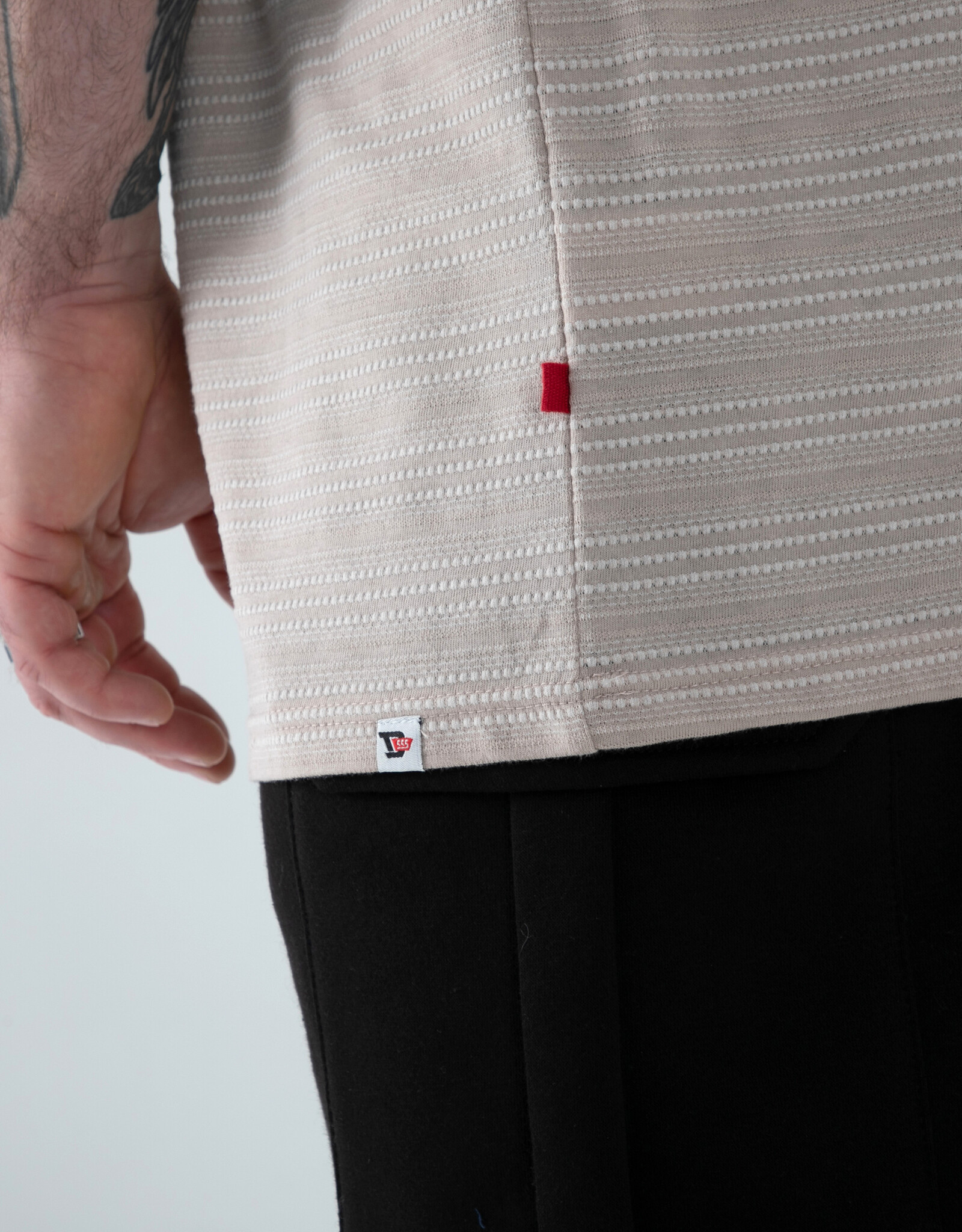 D-555 DINGLE High-Low Jacquard Crew Neck T-shirt met Zak stone