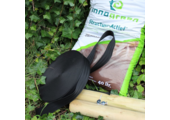 Aanplantpakket per boom: 2 boompalen 150 cm | 1 zak aanplantgrond | 2 meter boombevestigingsband | 2 krammen