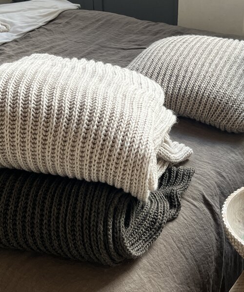 Lund plaid en sierkussen Dark Brown