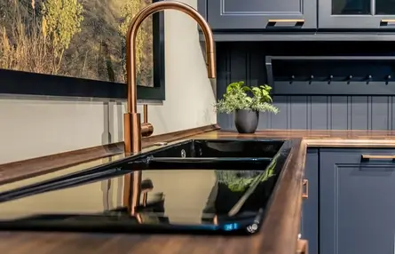 Spoelbak kopen: welk materiaal, kleur en inbouwmethode past bij jou?