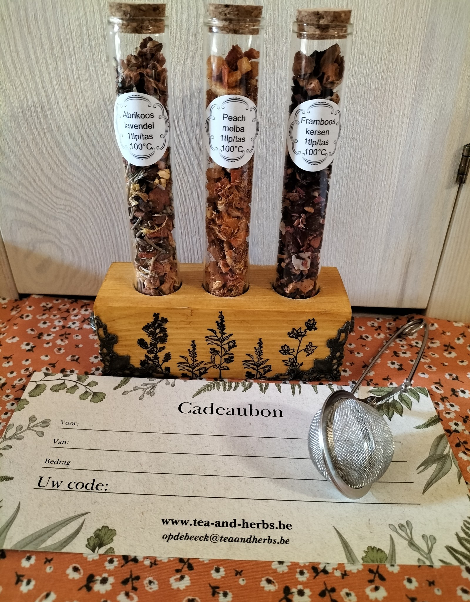 Tea and Herbs Houten staander met 3 proefbuisjes thee, theetang en evt.cadeaubon