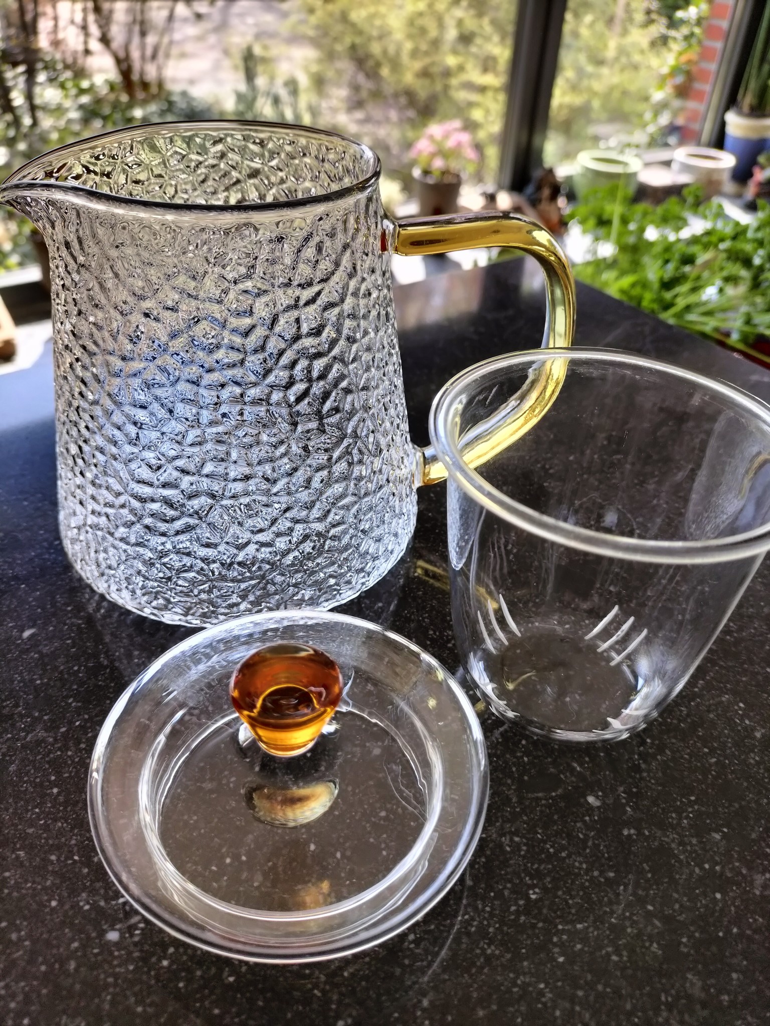 theekan met geel handvat en topje (800ml.) - Tea and Herbs
