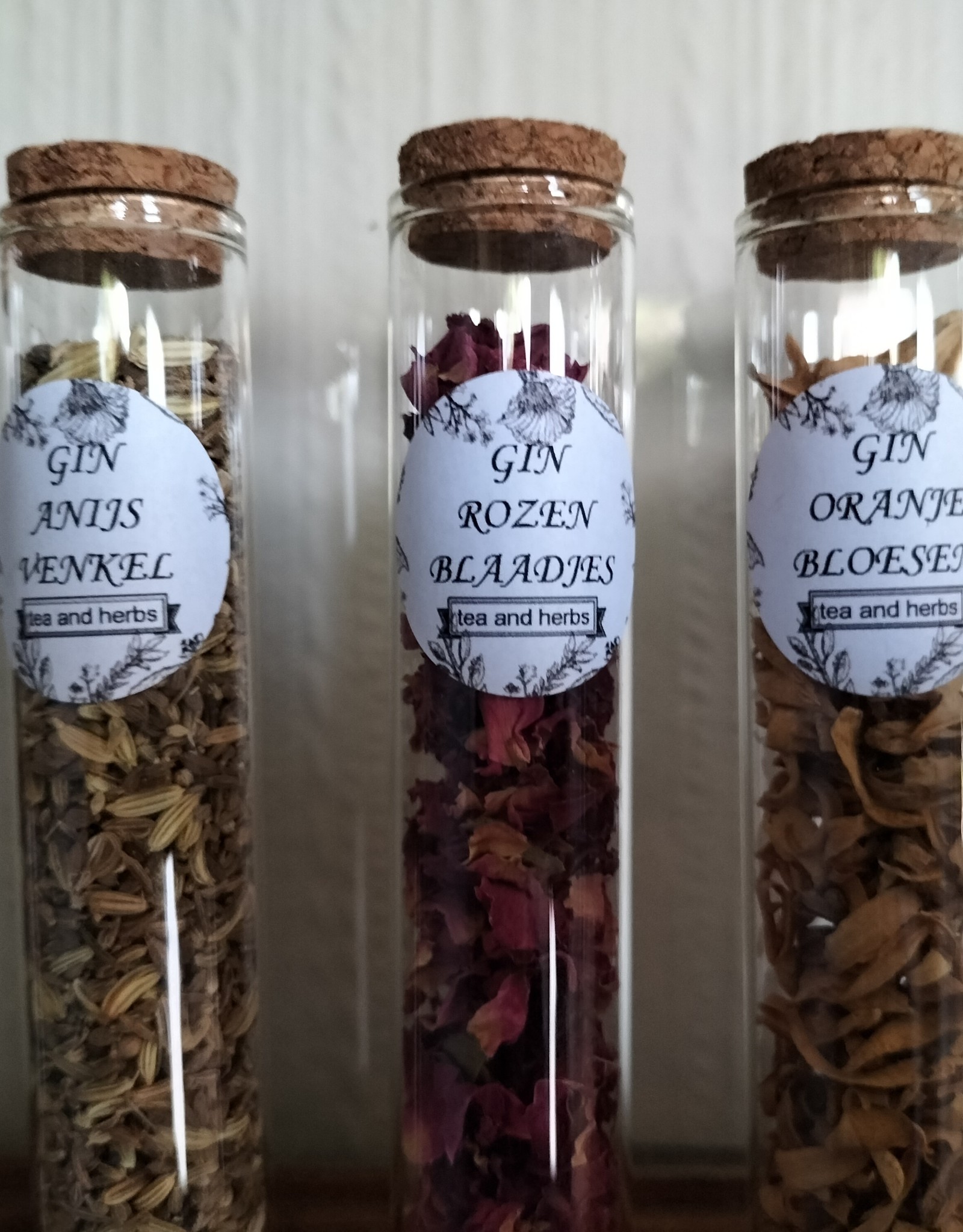 Tea and Herbs Ginbotanicals in staander met glazen buisjes