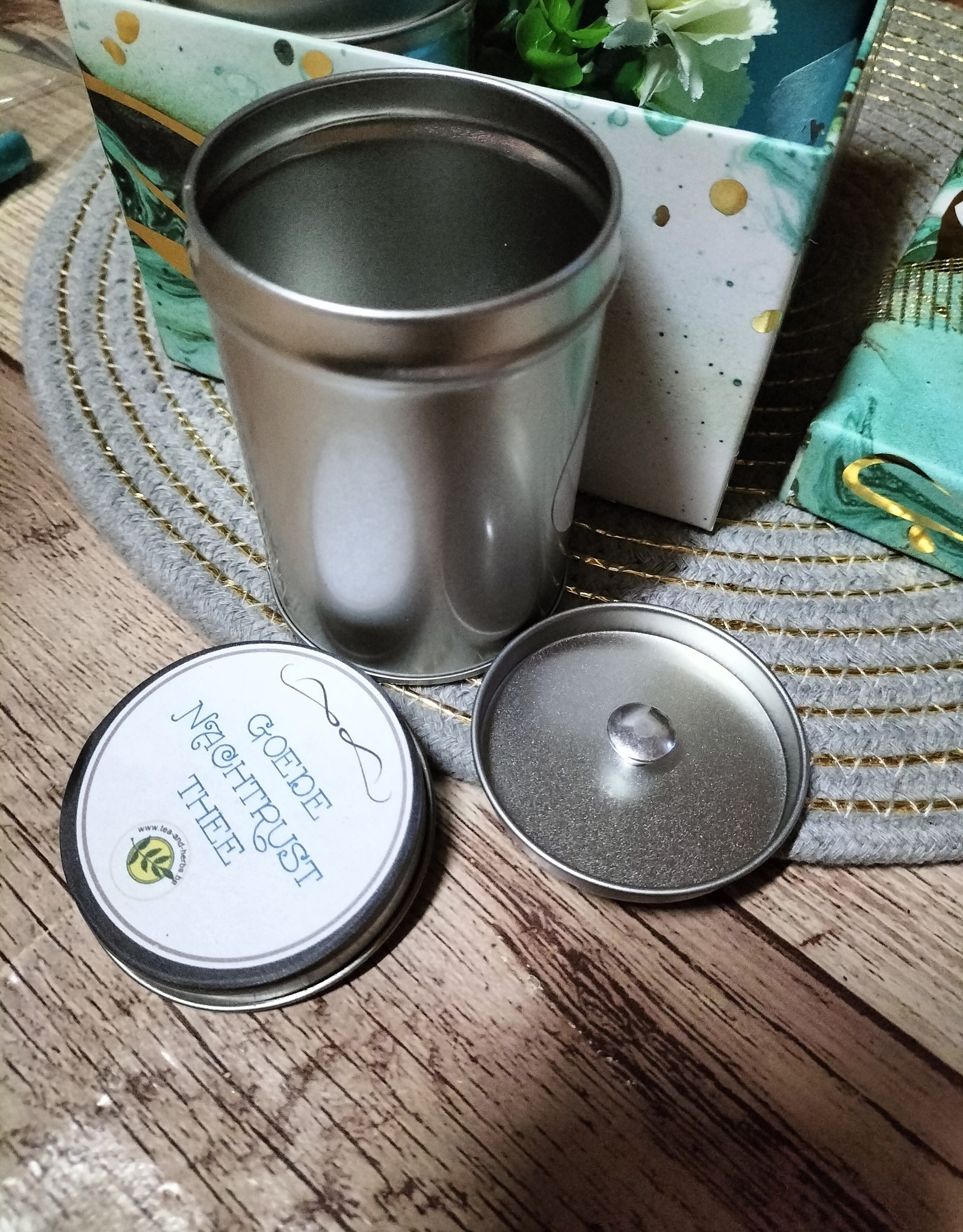 Tea and Herbs Groen geschenkdoosje met 4 blikjes thee .