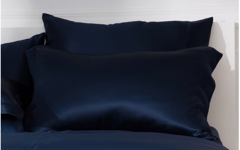 Taie d'oreiller en soie 65x65 bleu nuit