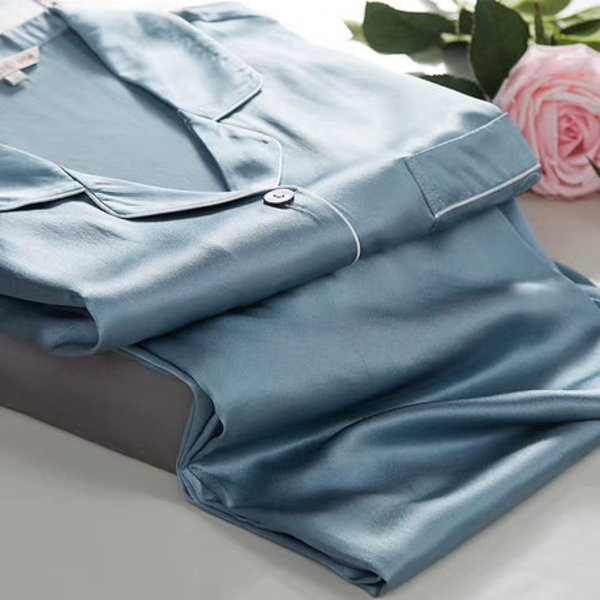 Chemise de nuit en soie pour les femmes