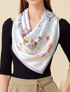  Foulard en Soie Imprimé à Deux Tons au Dos