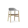 Normann Copenhagen Herit armchair met kunststof zitvlak en eikenhouten poten Normann Copenhagen Herit armchair met kunststof zitvlak en eikenhouten poten