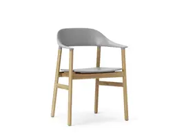 Herit armchair avec assise en plastique et pieds en chêne