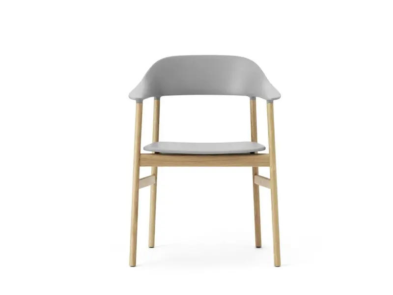 Herit armchair avec assise en plastique et pieds en chêne