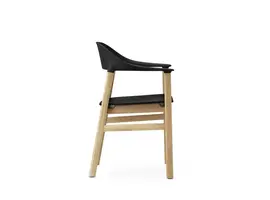 Herit armchair avec assise en plastique et pieds en chêne