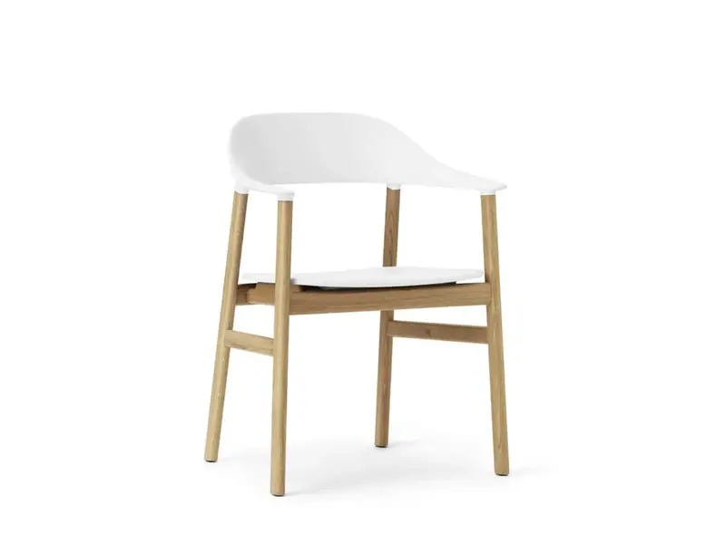 Herit armchair avec assise en plastique et pieds en chêne