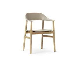 Herit armchair  met kunststof zitvlak en eikenhouten poten