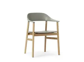 Herit armchair avec assise en plastique et pieds en chêne