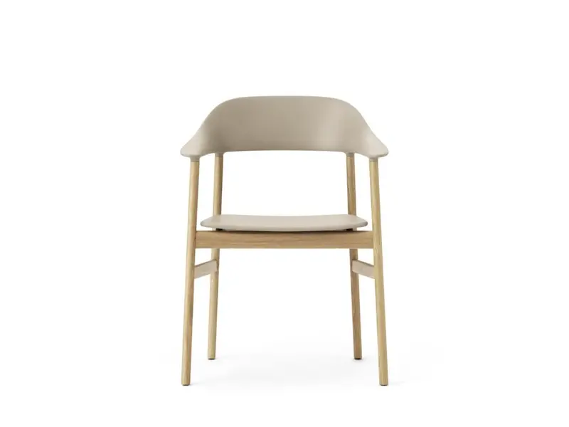 Herit armchair avec assise en plastique et pieds en chêne