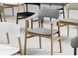 Herit armchair  met kunststof zitvlak en eikenhouten poten