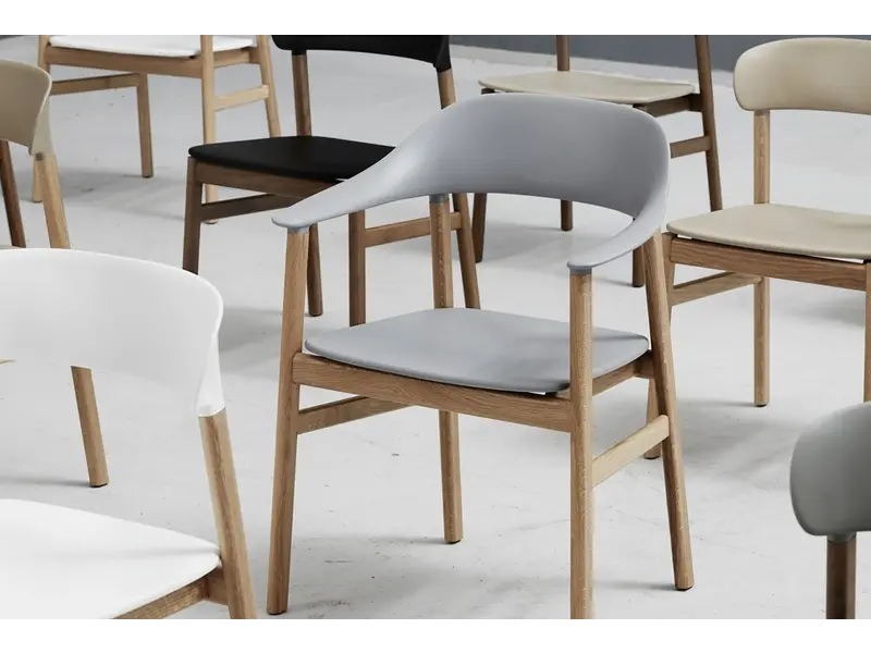 Herit armchair avec assise en plastique et pieds en chêne