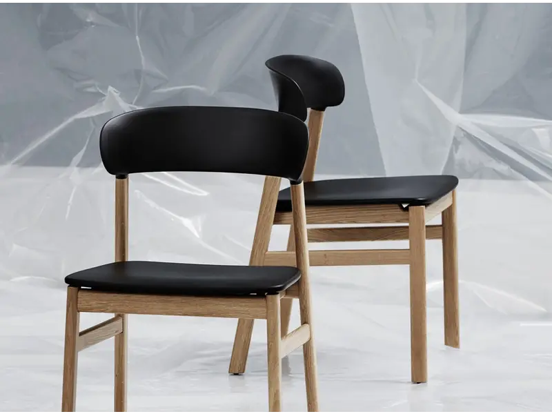 Herit chair met kunststof zitvlak en eikenhouten poten