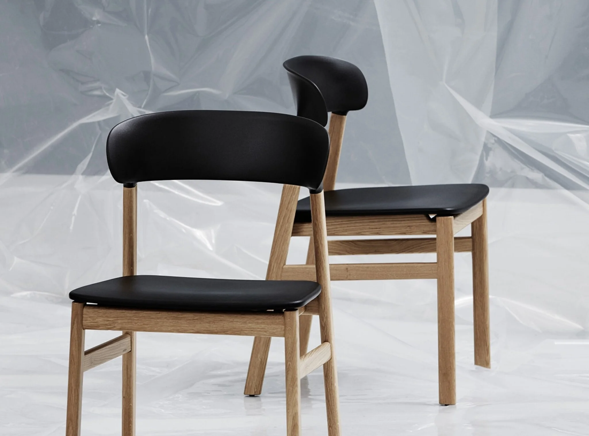 Normann Copenhagen Herit chair met kunststof zitvlak en eikenhouten poten
