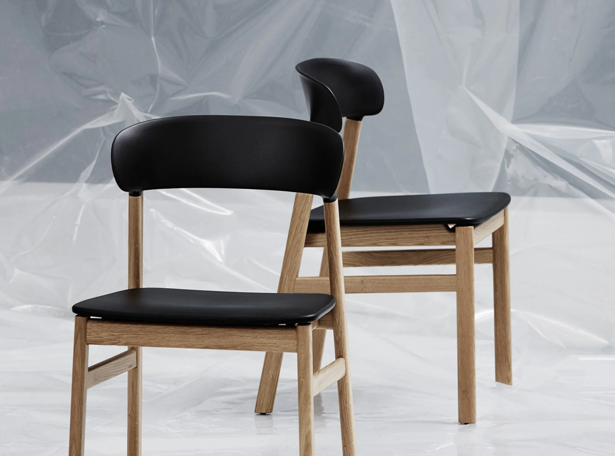 Normann Copenhagen Herit chair avec assise en plastique et pieds en chêne