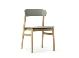 Herit chair avec assise en plastique et pieds en chêne