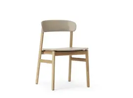 Herit chair met kunststof zitvlak en eikenhouten poten