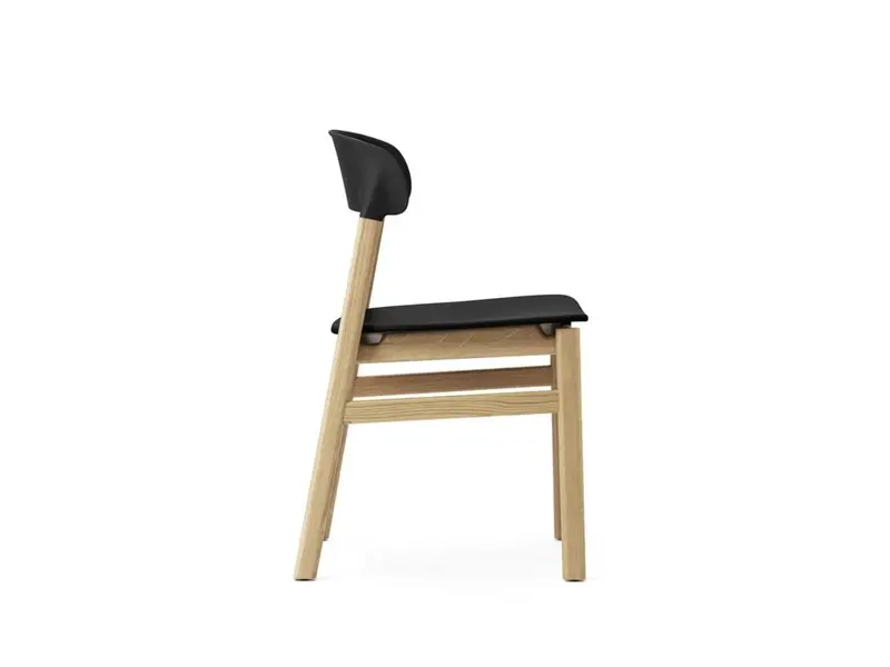 Herit chair avec assise en plastique et pieds en chêne