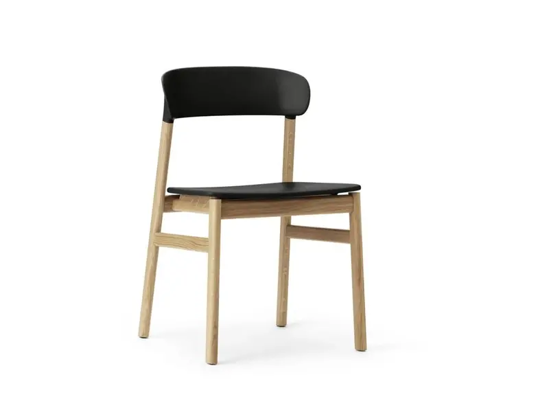 Herit chair met kunststof zitvlak en eikenhouten poten