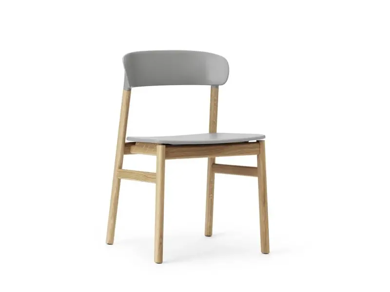 Herit chair avec assise en plastique et pieds en chêne