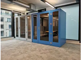 Akoestische Phonebooth  POD voor 2 of 4 man - inclusief zetels en tafel